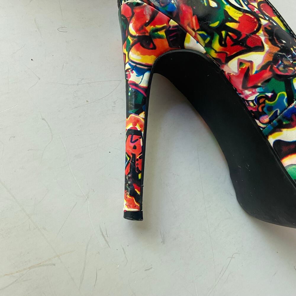 Just Fab Heels Kristal Graffiti Print Stiletto Pumps Pointed Toe Size 8 GUC Read - Picture 11 of 13